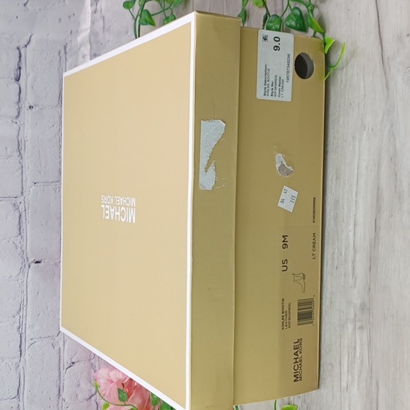 Michael Kors Kinlee Bootie NIB - Picture 9 of 10